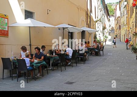 Rue antique à Massa Marittima, Italie Banque D'Images