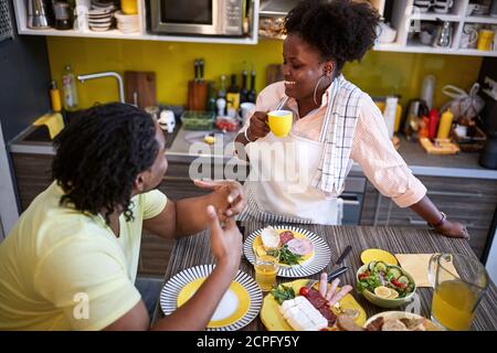 Joyeux Afro-américain, homme et femme, en cuisine Banque D'Images