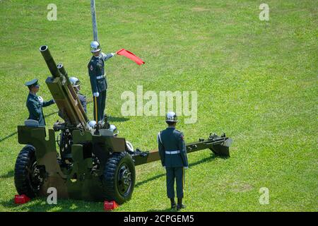 Taipei, Taïwan. 19 septembre 2020. L'un des quatre canons de la première gauche reçoit l'ordre pour le premier salut d'arme.21-le Salute d'arme a été tiré à un service commémoratif officiel pour feu le président de Taïwan Lee Teng-hui qui est décédé le 30 juillet 2020. Crédit : SOPA Images Limited/Alamy Live News Banque D'Images