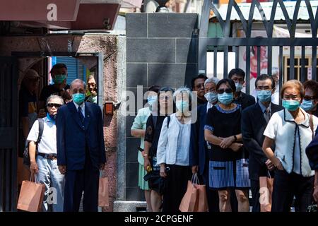 Taipei, Taïwan. 19 septembre 2020. Les personnes portant un masque facial font la queue à l'entrée du service commémoratif de Lee Teng-hui pour payer leurs respects.21-Gun Salute a été congédié lors d'un service commémoratif officiel pour feu le président de Taïwan Lee Teng-hui décédé le 30 juillet 2020. Crédit : SOPA Images Limited/Alamy Live News Banque D'Images