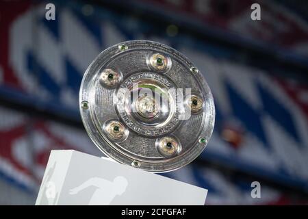 Munich, Allemagne. 18 septembre 2020. Football: Bundesliga, Bayern Munich - FC Schalke 04, 1er jour de match dans l'Allianz Arena. Le trophée de championnat peut être vu sur un podium avant le début du match. Crédit : Matthias balk/dpa - REMARQUE IMPORTANTE : Conformément aux règlements de la DFL Deutsche Fußball Liga et de la DFB Deutscher Fußball-Bund, il est interdit d'exploiter ou d'exploiter dans le stade et/ou à partir du jeu pris des photos sous forme d'images de séquences et/ou de séries de photos de type vidéo./dpa/Alay Live News Banque D'Images