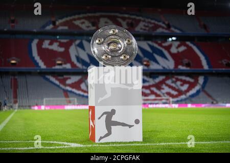 Munich, Allemagne. 18 septembre 2020. Football: Bundesliga, Bayern Munich - FC Schalke 04, 1er jour de match dans l'Allianz Arena. Le trophée de championnat peut être vu sur un podium avant le début du match. Crédit : Matthias balk/dpa - REMARQUE IMPORTANTE : Conformément aux règlements de la DFL Deutsche Fußball Liga et de la DFB Deutscher Fußball-Bund, il est interdit d'exploiter ou d'exploiter dans le stade et/ou à partir du jeu pris des photos sous forme d'images de séquences et/ou de séries de photos de type vidéo./dpa/Alay Live News Banque D'Images