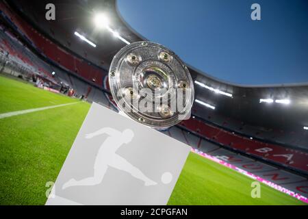 Munich, Allemagne. 18 septembre 2020. Football: Bundesliga, Bayern Munich - FC Schalke 04, 1er jour de match dans l'Allianz Arena. Le trophée de championnat peut être vu sur un podium avant le début du match. Crédit : Matthias balk/dpa - REMARQUE IMPORTANTE : Conformément aux règlements de la DFL Deutsche Fußball Liga et de la DFB Deutscher Fußball-Bund, il est interdit d'exploiter ou d'exploiter dans le stade et/ou à partir du jeu pris des photos sous forme d'images de séquences et/ou de séries de photos de type vidéo./dpa/Alay Live News Banque D'Images