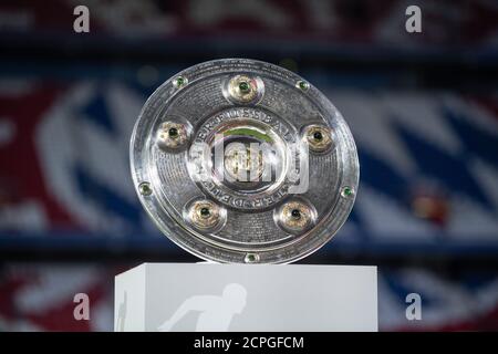 Munich, Allemagne. 18 septembre 2020. Football: Bundesliga, Bayern Munich - FC Schalke 04, 1er jour de match dans l'Allianz Arena. Le trophée de championnat peut être vu sur un podium avant le début du match. Crédit : Matthias balk/dpa - REMARQUE IMPORTANTE : Conformément aux règlements de la DFL Deutsche Fußball Liga et de la DFB Deutscher Fußball-Bund, il est interdit d'exploiter ou d'exploiter dans le stade et/ou à partir du jeu pris des photos sous forme d'images de séquences et/ou de séries de photos de type vidéo./dpa/Alay Live News Banque D'Images