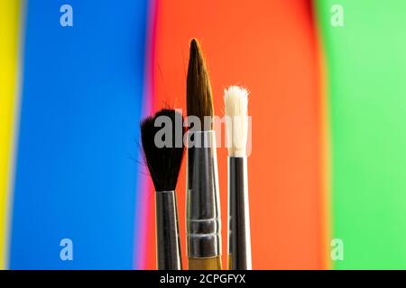 peignez les pinceaux sur fond flou rouge-bleu-vert-jaune Banque D'Images