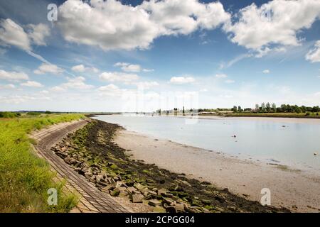 Vue sur Hullbridge de l'autre côté de l'eau depuis South Woodham Ferrers de la rivière crouch dans l'essex en angleterre Banque D'Images