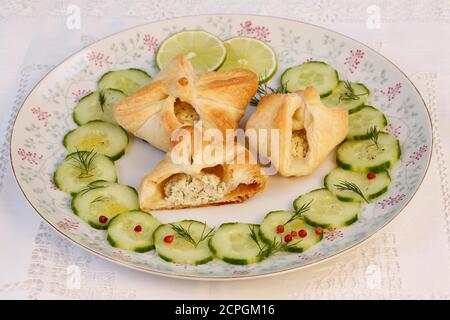 Crème de truite en pâte feuilletée avec concombres et tranches de lime sur des assiettes, Allemagne, Europe Banque D'Images