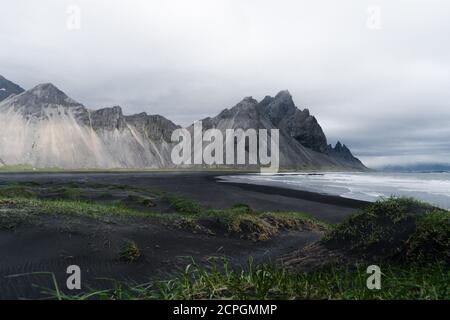 Vue aérienne, plage de lave noire avec le mont Vestahorn, le cap Stokknes, la baie Hornvik, le sud-est de l'Islande, l'Islande, l'Europe Banque D'Images