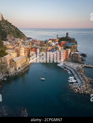 Vue aérienne, vue sur la ville avec des maisons colorées, Vernazza, Cinque Terre, Ligurie, Italie, Europe Banque D'Images