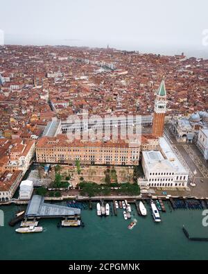 Vue aérienne, place Saint-Marc avec Campanile, Venise, Vénétie, Italie, Europe Banque D'Images