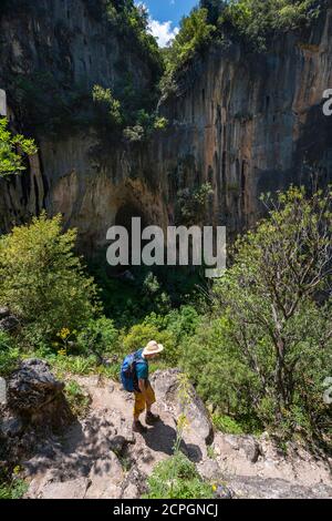 Randonneurs en sentier dans la gorge, parois rocheuses de la Garganta Verde, Sierra de Cadix, province de Cadix, Espagne, Europe Banque D'Images