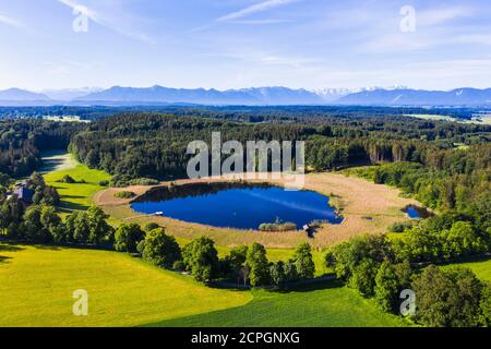 Rothsee, près de Weilheim, Pfaffenwinkel, contreforts des Alpes, enregistrement de drones, haute-Bavière, Bavière, Allemagne, Europe Banque D'Images