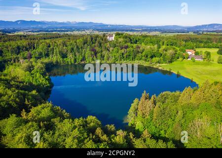 Haarsee et château de Hirschberg, près de Weilheim, Pfaffenwinkel, contreforts des Alpes, enregistrement de drones, haute-Bavière, Bavière, Allemagne, Europe Banque D'Images