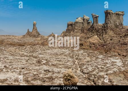 Formations de grès avec dépôts de sel, Dallol, Danakil Dépression, région d'Afar, Éthiopie, Afrique Banque D'Images