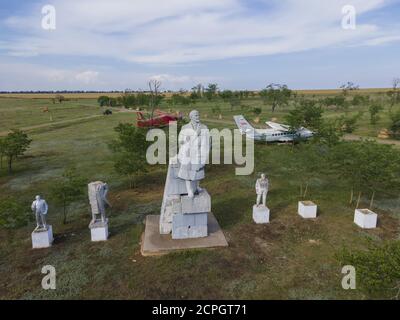 Vue aérienne des monuments du groupe sculptal Vladimir Lénine au Musée du réalisme socialiste. Décommunisation en Ukraine, les monuments démolis à di Banque D'Images