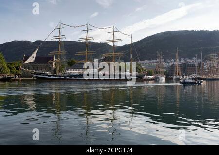 Grand navire, barque à quatre mâts, navire russe d'entraînement à la voile Kruzenshtern dans le port, Tall Ships Race Bergen 2014, Bergen, Norvège, Europe Banque D'Images