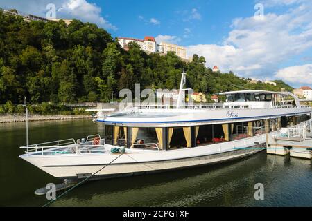 Danube avec bateau d'excursion au quai, à l'arrière au-dessus du château de Veste Oberhaus, Forêt bavaroise, Passau, Bavière, Allemagne, Europe Banque D'Images