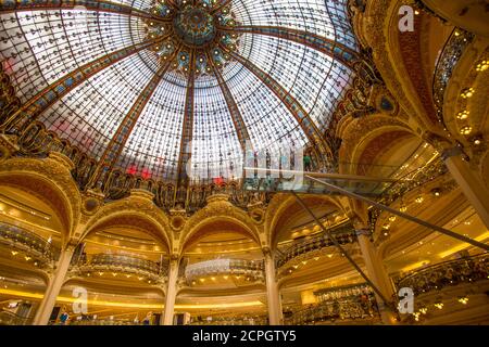 Rotonde des Galeries Lafayette, dôme avec pont en verre Glasswalk, Paris, France, Europe Banque D'Images