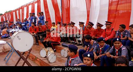 DISTRICT KATNI, INDE - 15 AOÛT 2019 : élève scout d'école indienne jouant des tambours au terrain de jeu de forester pour les événements nationaux. Banque D'Images