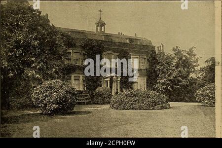 . École de littérature américaine: . Lieu de naissance de Dickens, Portsmouth, Angleterre. CHARLES DICKENS. D=7 en 1845, le Daily News a été lancé sous les auspices éditoriaux de Dickons, et à ses colonnes, il a contribué aux croquis appelés Pictures of Italy. La position de Butthe n'était pas conforme à ses goûts, et il s'en est rapidement retiré et est retourné à sa propre marche aimée. Dombey and son, l'histoire d'un marchand de portefeuille-fierté, est apparue en 1847 ; David Copperfield, représentant la carrière d'un jeune homme luttant jusqu'à la gloire, en 1849 ; Mise House, fondée sur les faux-eries d'un costume à la chancellerie, en 185 Banque D'Images