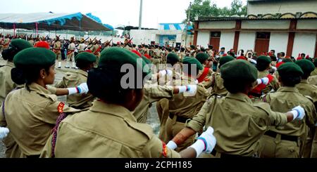 DISTRICT KATNI, INDE - 15 AOÛT 2019 : les femmes du corps national des cadets indiens défilent sur le terrain de jeux de la ville pour les événements nationaux de la Journée de l'indépendance. Banque D'Images