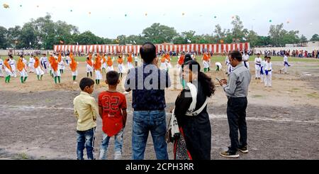 DISTRICT KATNI, INDE - 15 AOÛT 2019 : les parents indiens se réunissent au terrain de jeu de la ville pour les événements nationaux de la Journée de l'indépendance. Banque D'Images