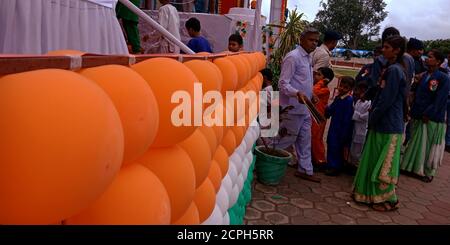 DISTRICT KATNI, INDE - 15 AOÛT 2019 : décoration de ballons de couleur drapeau indien au terrain de jeux de la ville pour les événements nationaux de la Journée de l'indépendance. Banque D'Images