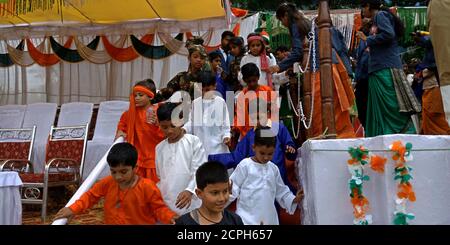 DISTRICT KATNI, INDE - 15 AOÛT 2019 : rassemblement des enfants culturels des écoles indiennes sur le terrain de jeu de la ville pour les événements nationaux de la Journée de l'indépendance. Banque D'Images