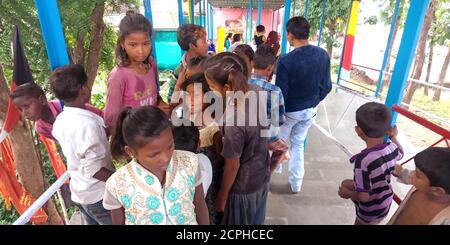 DISTRICT KATNI, INDE - 10 OCTOBRE 2019 : groupe de mendiants pauvres du village indien au temple religieux hindou. Banque D'Images