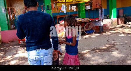 DISTRICT KATNI, INDE - 10 OCTOBRE 2019: Village indien petite fille mendiant de l'argent sur la rue du temple hindou. Banque D'Images