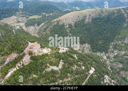 vue aérienne du sanctuaire de sant'ubaldo au moyen-âge ville de gubbio ombrie italie Banque D'Images