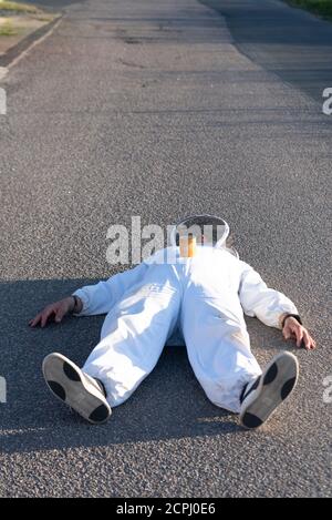 L'apiculteur se trouve sur une route asphaltée Banque D'Images