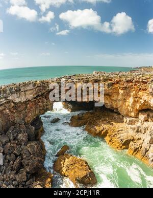 Grottes naturelles et plage, Algarve Portugal. Arches de falaises de sept Vallées suspendues et eaux turquoise sur la côte du Portugal dans la région de l'Algarve Banque D'Images