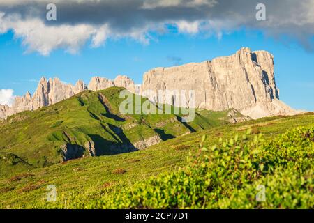 Vue d'été vers le col de Giau avec la Croda da da Lago et les montagnes de Lastoi di Formin, Dolomites, Colle Santa Lucia, Belluno, Vénétie, Italie Banque D'Images