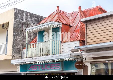 Maison typique avec balcon de style colonial, Saint-Denis, Ile de la Réunion, département français d'outre-mer, Océan Indien Banque D'Images