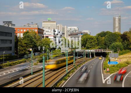 Essen, région de la Ruhr, Rhénanie-du-Nord-Westphalie, Allemagne - vue sur la ville d'Essen, métro et voitures sur l'autoroute A40 avec vue sur le centre-ville d'Essen Banque D'Images