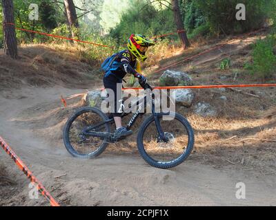 ISRAËL ENDURO série MISGAV, ISRAËL – NOVEMBRE 23 : petit garçon participe à des concours d'enduro pour les enfants. Mini série endoro le 23 novembre 201 Banque D'Images