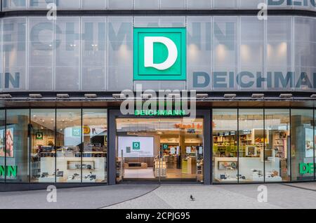 Rue commerçante avec magasins fermés en raison de l'interdiction de contact pandémique de la couronne, succursale de Deichmann sur Limbecker Strasse, Essen, région de la Ruhr, Rhénanie-du-Nord-Westphalie, Banque D'Images