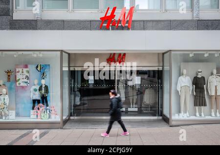 Rue commerçante avec magasins fermés en raison de l'interdiction de contact en cas de pandémie de couronne, succursale de H&M sur Limbecker Strasse, Essen, région de la Ruhr, Rhénanie-du-Nord-Westphalie, Banque D'Images