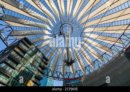 Le bâtiment futuriste du Sony Center de Berlin Mitte Banque D'Images