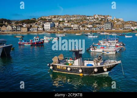 Ville de pêche du Royaume-Uni, vue en été des bateaux de pêche amarrés dans le port de St Ives, Cornwall, sud-ouest de l'Angleterre, Royaume-Uni Banque D'Images