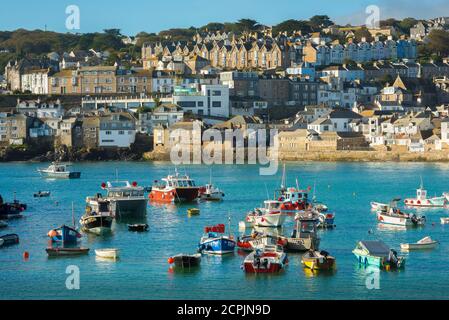 Ville de pêche britannique en Angleterre, vue en été des bateaux de pêche amarrés dans le port de St Ives, Cornwall, sud-ouest de l'Angleterre, Royaume-Uni Banque D'Images