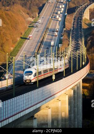 Le TRAIN ICE de la Deutsche Bahn AG circule sur la ligne à grande vitesse Cologne-Francfort, dans les voitures et camions arrière sur l'autoroute A3, Neustadt Wied, Banque D'Images