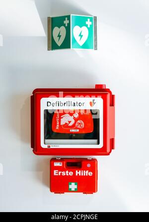 Le défibrillateur et la trousse de premiers soins sont suspendus sur un mur dans un espace public de l'aéroport de Düsseldorf, en Rhénanie-du-Nord-Westphalie, en Allemagne Banque D'Images