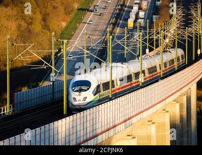 Le TRAIN ICE de la Deutsche Bahn AG circule sur la ligne à grande vitesse Cologne-Francfort, dans les voitures et camions arrière sur l'autoroute A3, Neustadt Wied, Banque D'Images