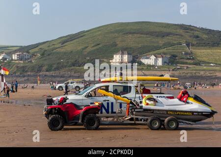 RNLI en patrouille sur la plage de Croyde, North Devon en été Banque D'Images