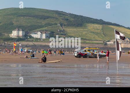 RNLI en patrouille sur la plage de Croyde, North Devon en été Banque D'Images