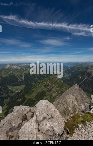 Autriche, Vorarlberg, Warth, vue depuis le sommet de Großer Widderstein jusqu'aux Alpes de Kleinwalsertal et Allgäu avec IFEN, Gottesacker, Walmendinger Horn, Banque D'Images