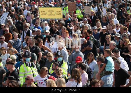 Manifestants lors d'une manifestation anti-vax à Trafalgar Square à Londres. Banque D'Images