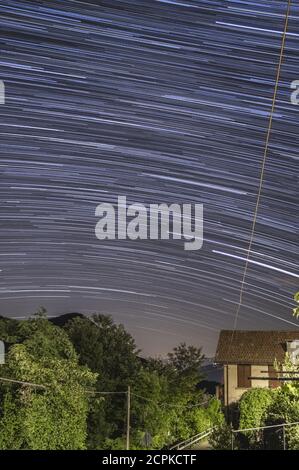 Une belle vue verticale des pistes étoiles depuis le balcon de la maison avec effet de longue exposition Banque D'Images